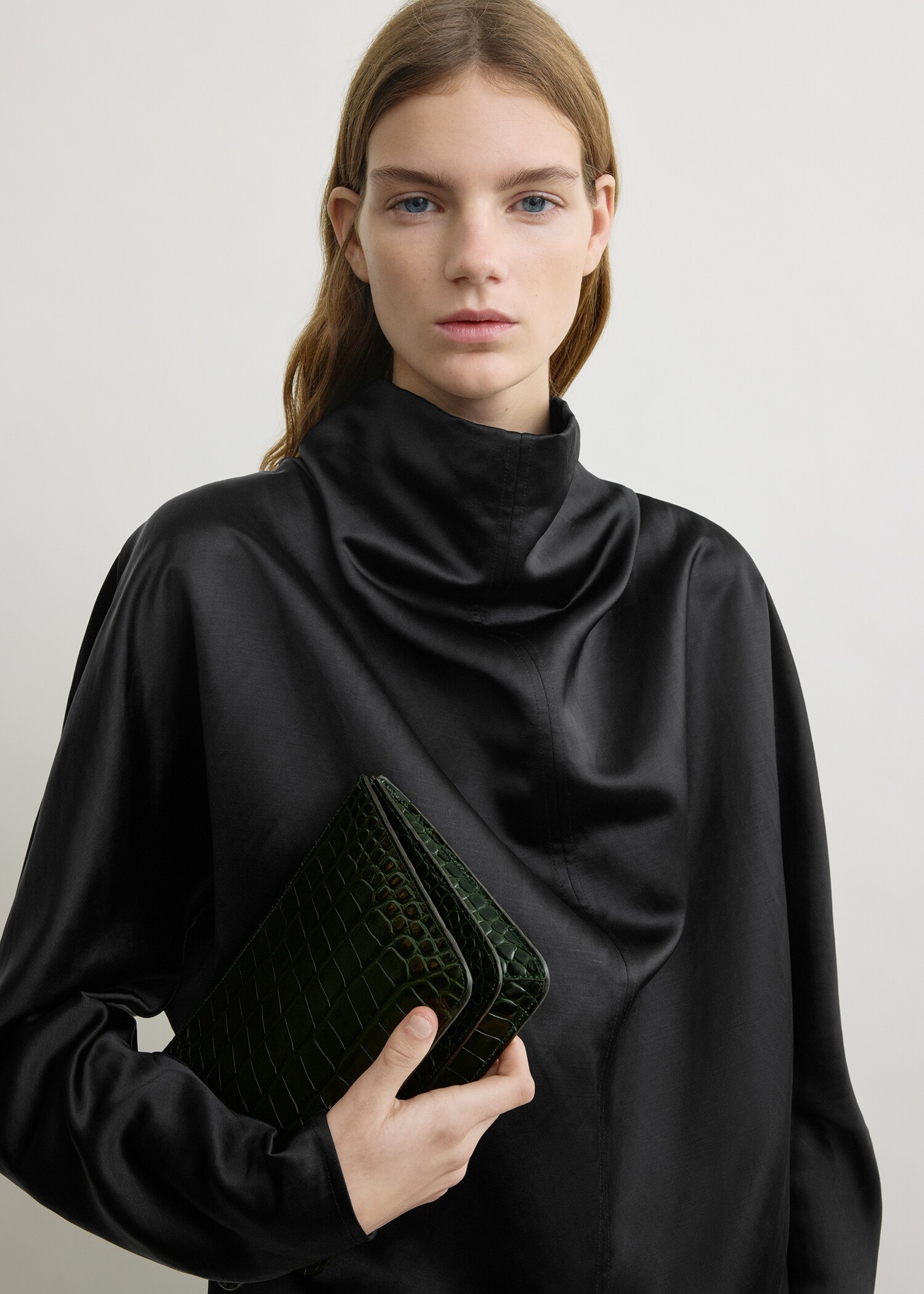 TOTEME 쓰리폴드 크로커 엠보스드 클러치 다크 그린의 다크 그린컬러 2번쨰 이미지입니다.