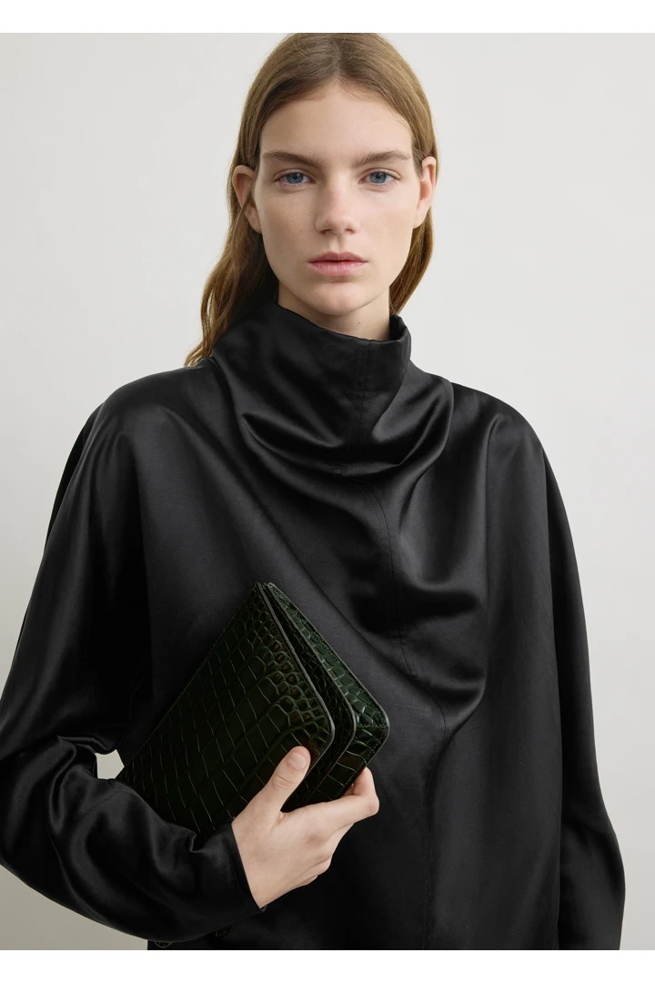 TOTEME 쓰리폴드 크로커 엠보스드 클러치 다크 그린의 다크 그린컬러 2번쨰 이미지입니다.