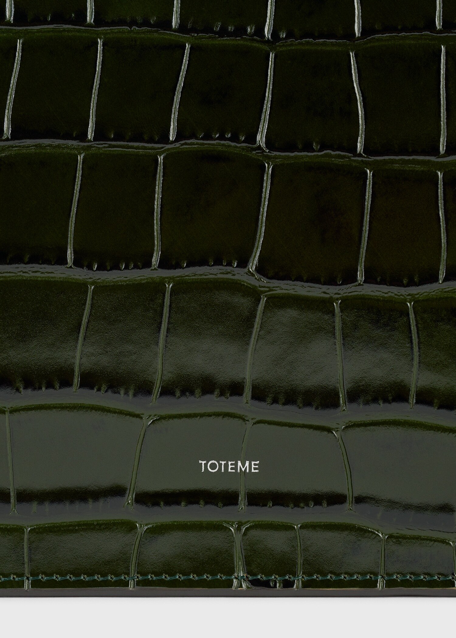 TOTEME 쓰리폴드 크로커 엠보스드 클러치 다크 그린의 다크 그린컬러 3번쨰 이미지입니다.