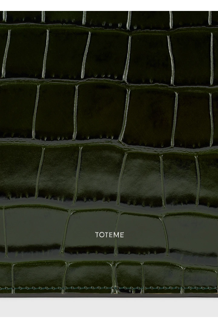 TOTEME 쓰리폴드 크로커 엠보스드 클러치 다크 그린의 다크 그린컬러 3번쨰 이미지입니다.