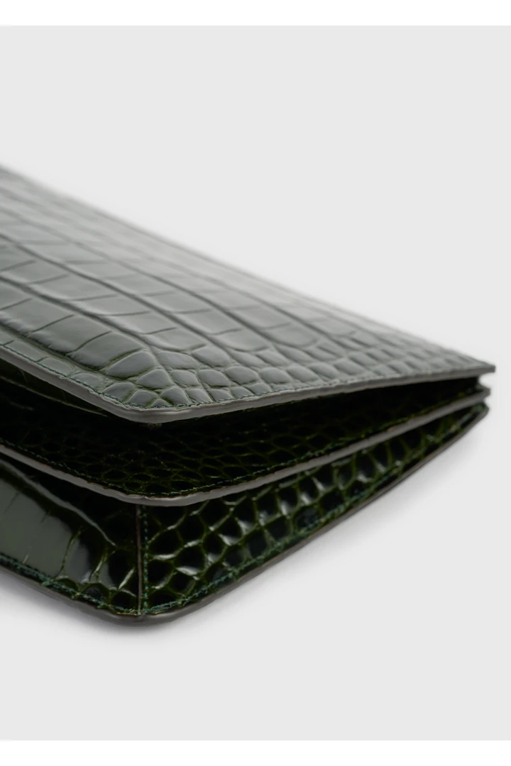 TOTEME 쓰리폴드 크로커 엠보스드 클러치 다크 그린의 다크 그린컬러 4번쨰 이미지입니다.