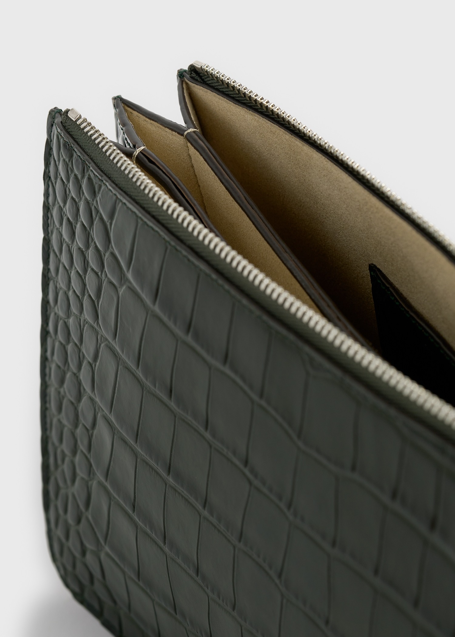 TOTEME 쓰리폴드 크로커 엠보스드 클러치 다크 그린의 다크 그린컬러 5번쨰 이미지입니다.