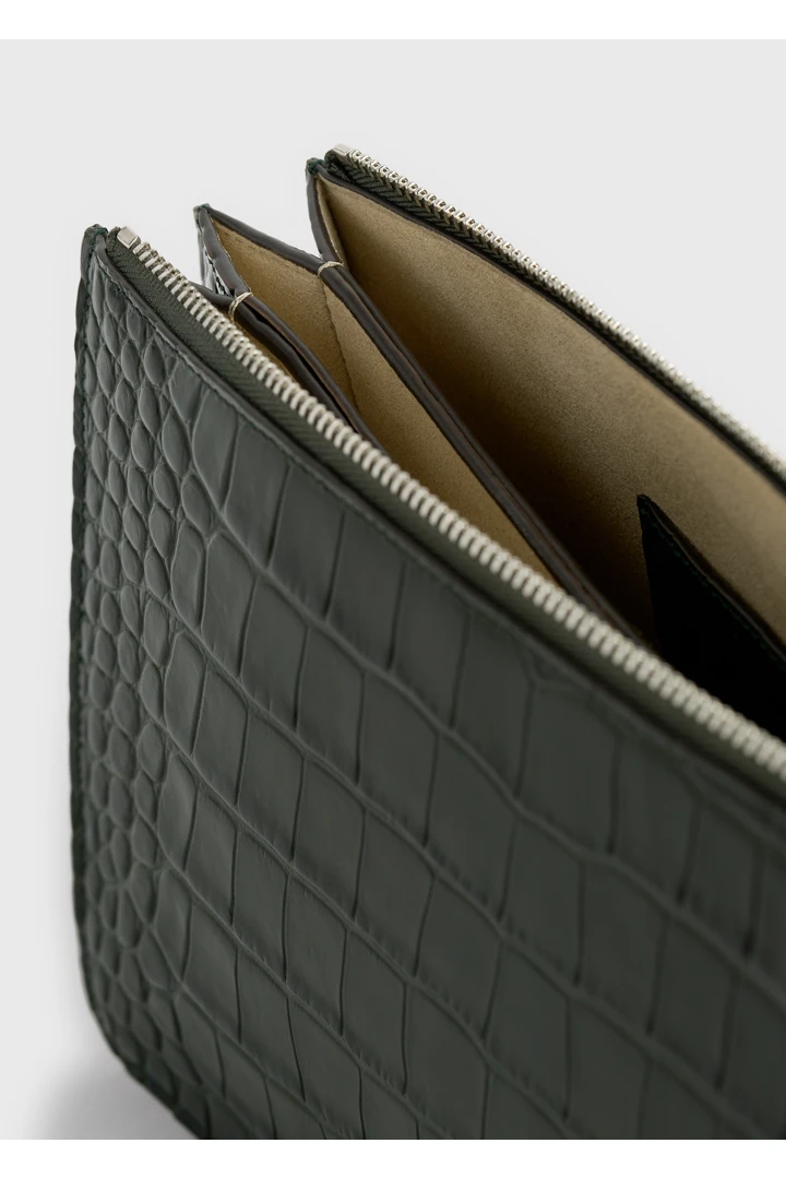 TOTEME 쓰리폴드 크로커 엠보스드 클러치 다크 그린의 다크 그린컬러 5번쨰 이미지입니다.