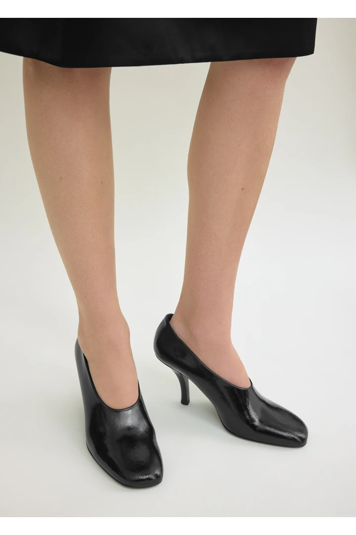 TOTEME 컨투어 나플락 펌프스 블랙의 블랙컬러 1번쨰 이미지입니다.
