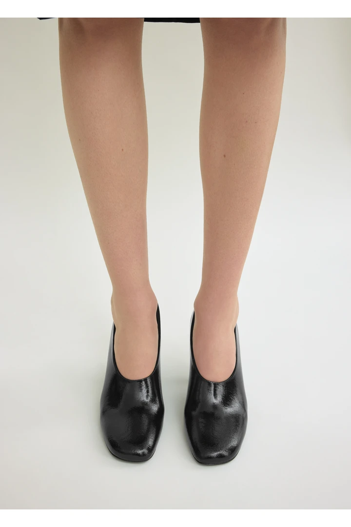 TOTEME 컨투어 나플락 펌프스 블랙의 블랙컬러 2번쨰 이미지입니다.