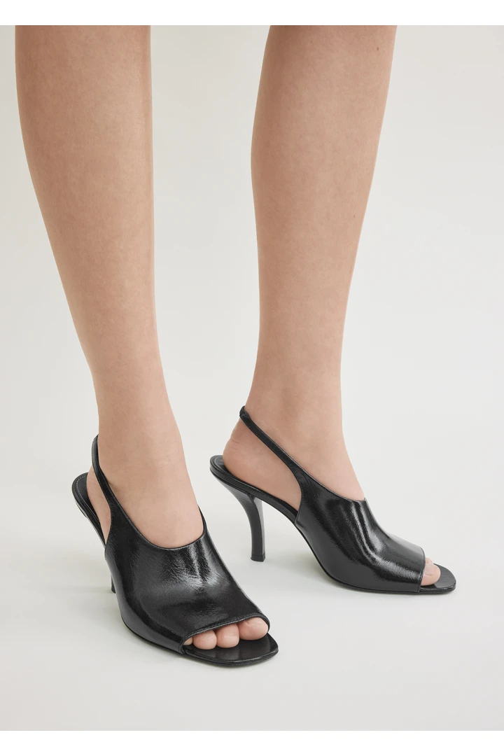 TOTEME 컨투어 나플락 슬링백 블랙의 블랙컬러 1번쨰 이미지입니다.