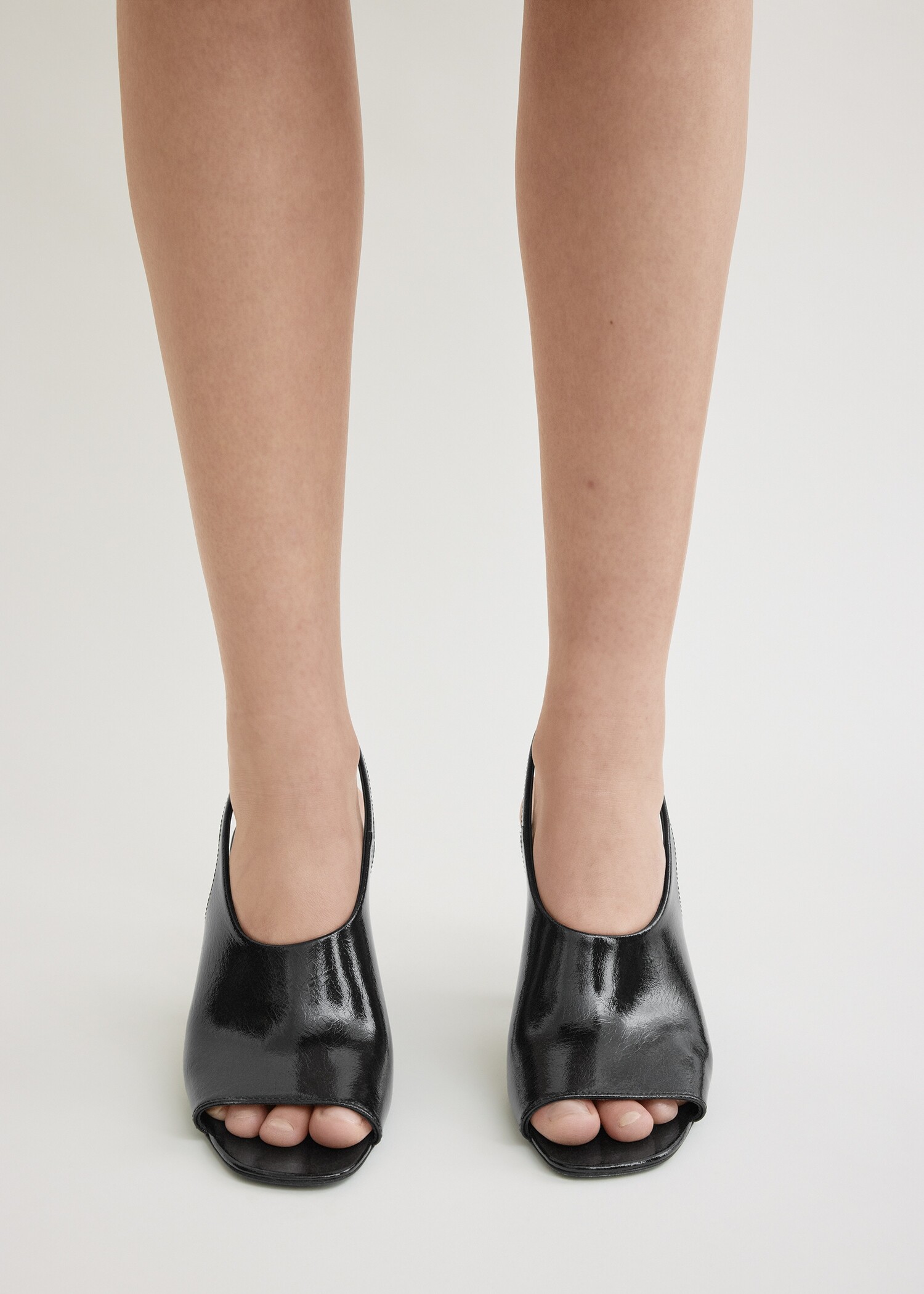 TOTEME 컨투어 나플락 슬링백 블랙의 블랙컬러 2번쨰 이미지입니다.