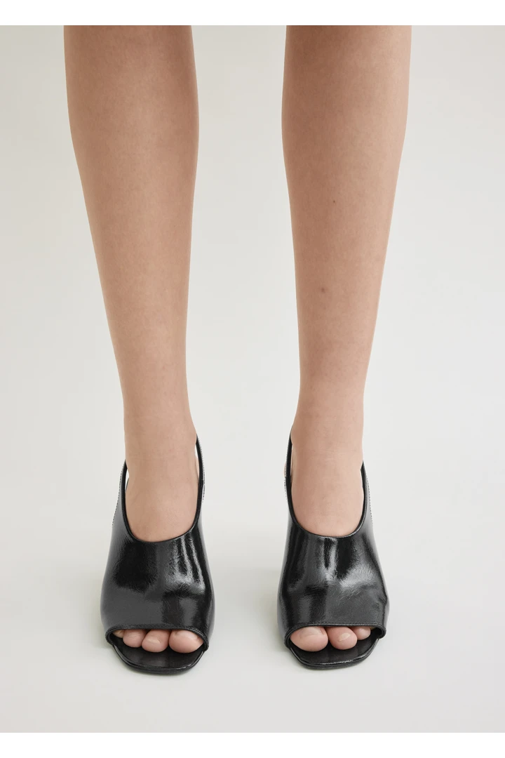 TOTEME 컨투어 나플락 슬링백 블랙의 블랙컬러 2번쨰 이미지입니다.