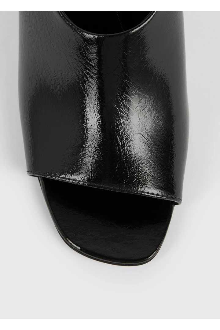 TOTEME 컨투어 나플락 슬링백 블랙의 블랙컬러 4번쨰 이미지입니다.