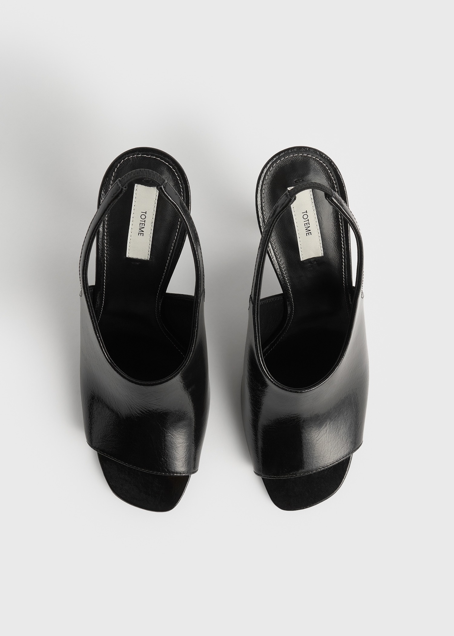 TOTEME 컨투어 나플락 슬링백 블랙의 블랙컬러 6번쨰 이미지입니다.