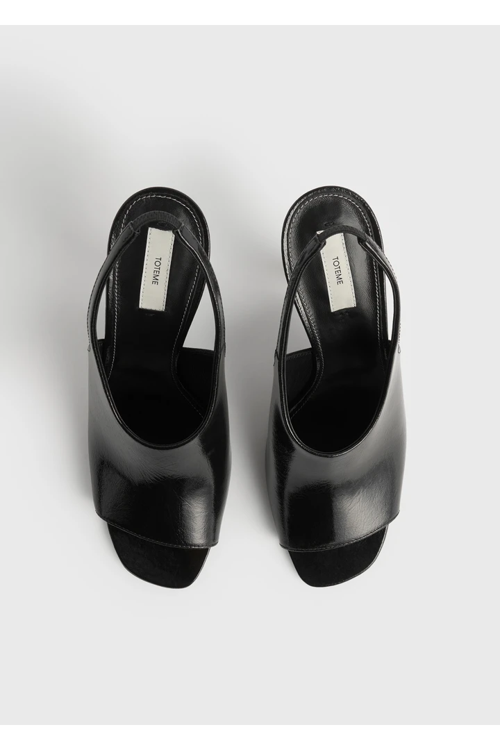 TOTEME 컨투어 나플락 슬링백 블랙의 블랙컬러 6번쨰 이미지입니다.