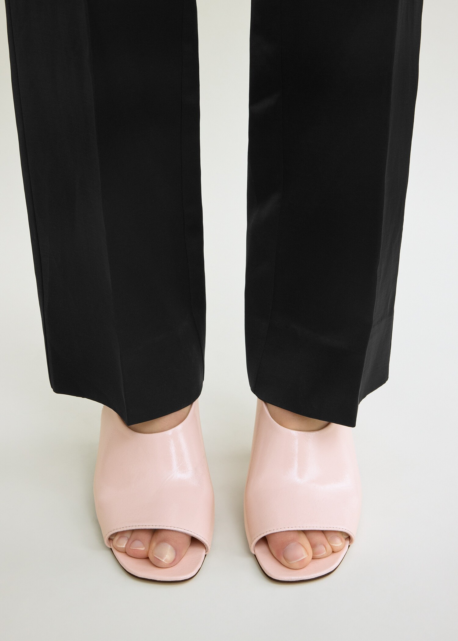 TOTEME 컨투어 나플락 슬링백 플라밍고의 플라밍고컬러 1번쨰 이미지입니다.