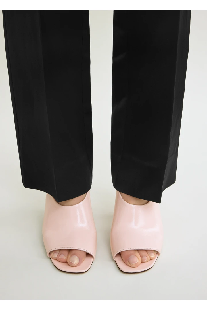 TOTEME 컨투어 나플락 슬링백 플라밍고의 플라밍고컬러 1번쨰 이미지입니다.