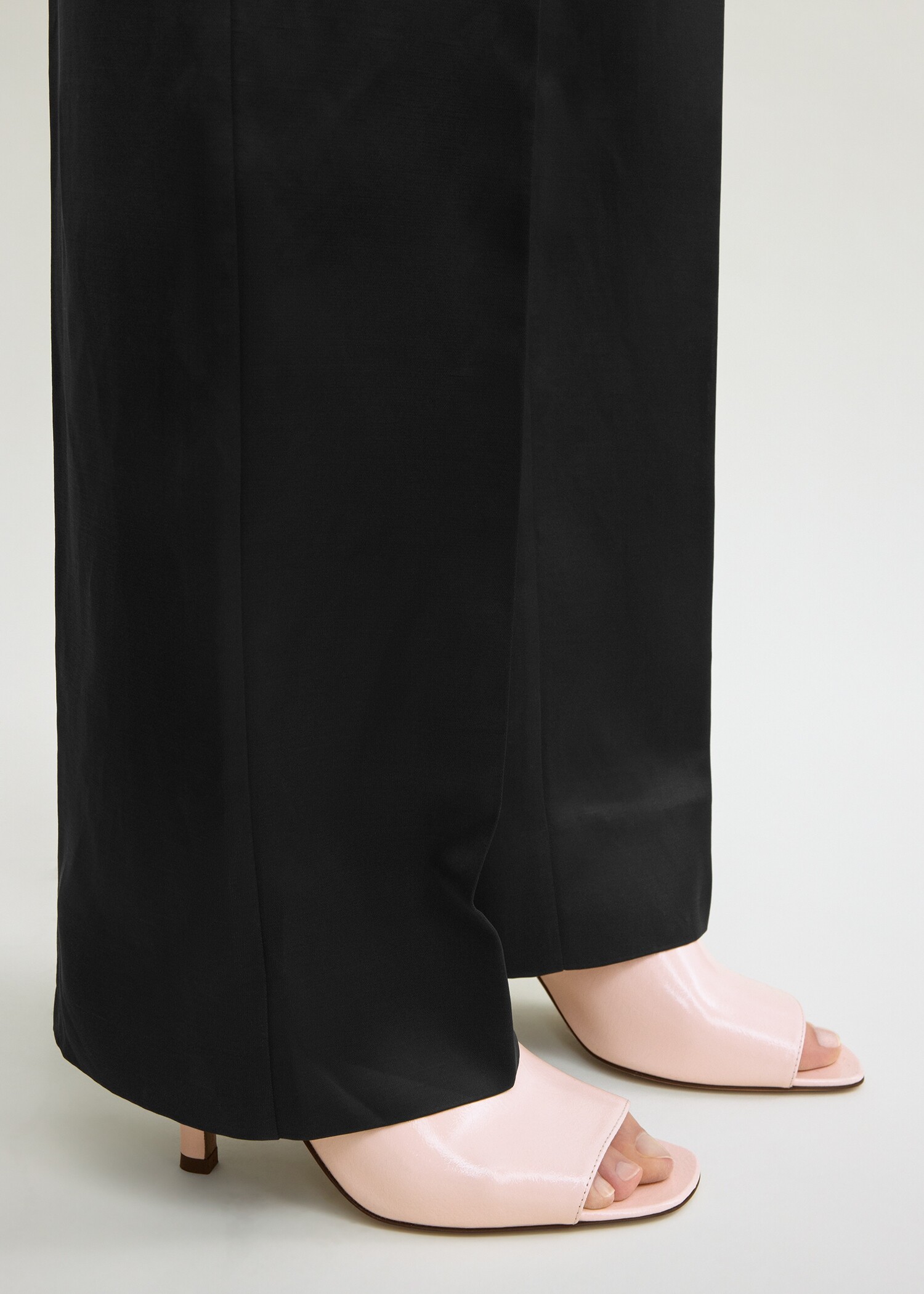 TOTEME 컨투어 나플락 슬링백 플라밍고의 플라밍고컬러 2번쨰 이미지입니다.