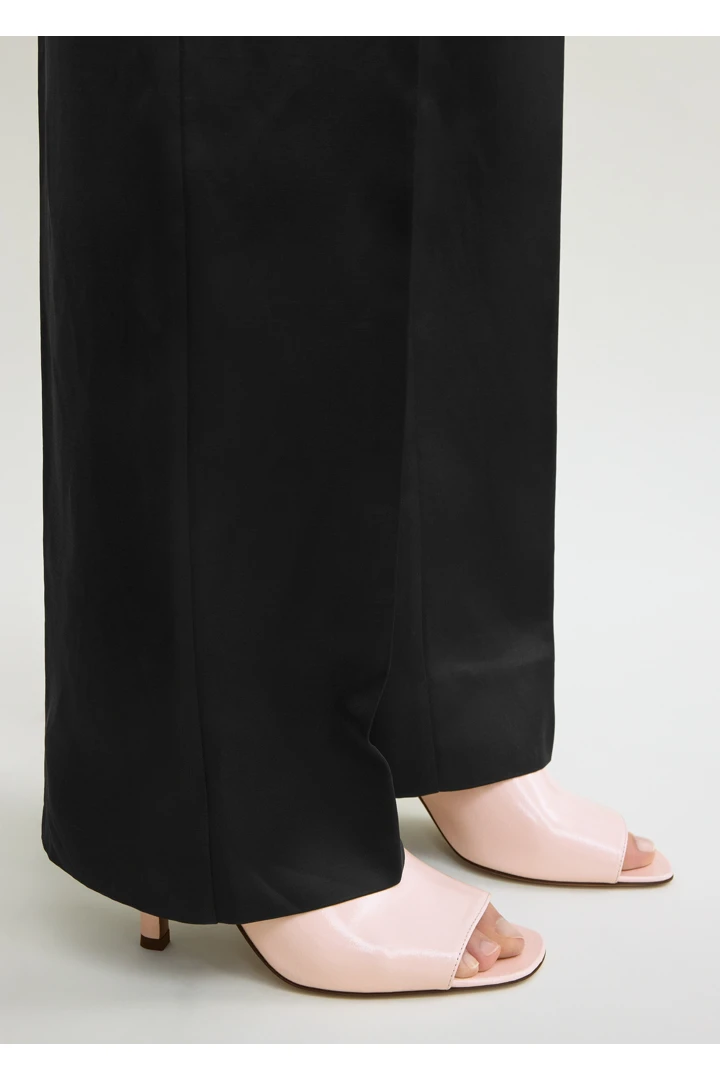 TOTEME 컨투어 나플락 슬링백 플라밍고의 플라밍고컬러 2번쨰 이미지입니다.