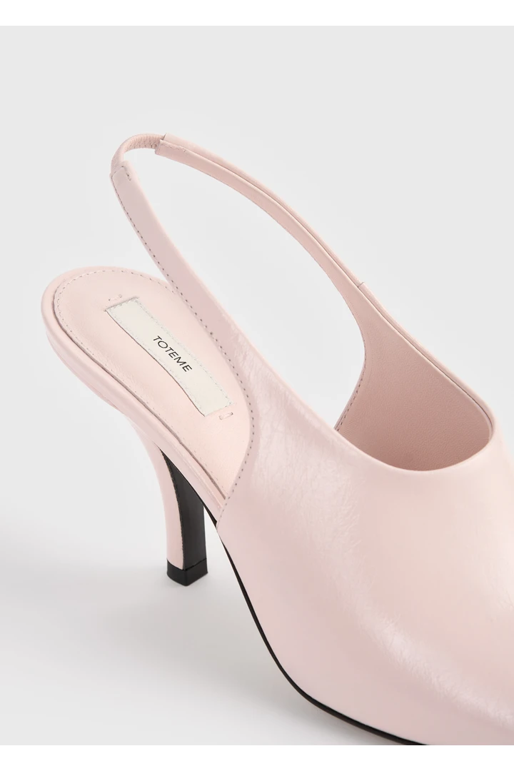 TOTEME 컨투어 나플락 슬링백 플라밍고의 플라밍고컬러 5번쨰 이미지입니다.