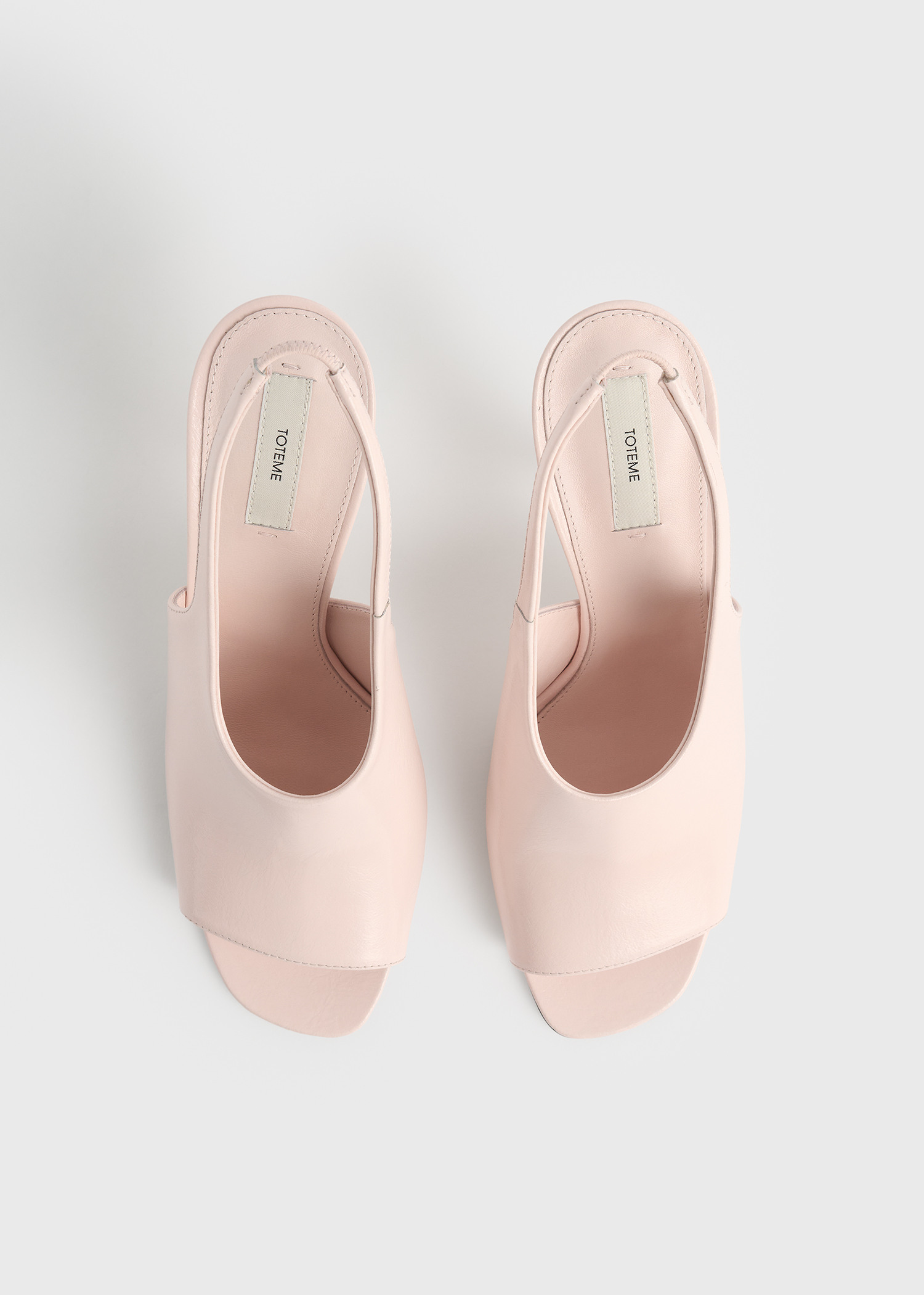 TOTEME 컨투어 나플락 슬링백 플라밍고의 플라밍고컬러 6번쨰 이미지입니다.