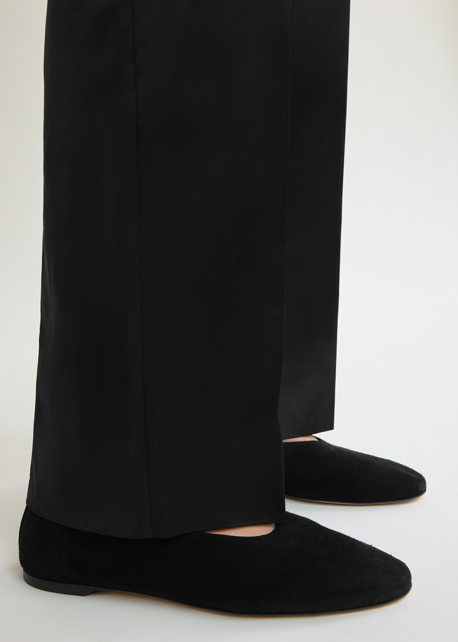 TOTEME 슬립 스웨이드 발레리나 플랫 블랙의 블랙컬러 1번쨰 이미지입니다.