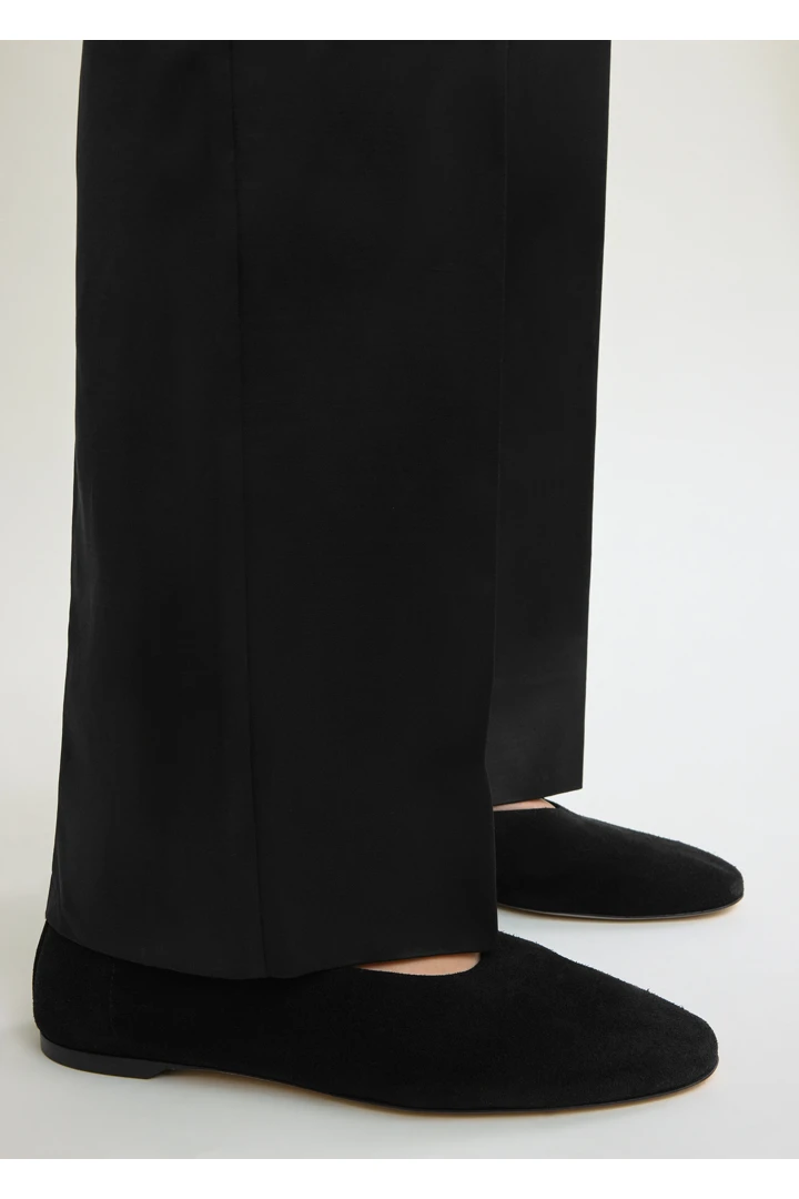 TOTEME 슬립 스웨이드 발레리나 플랫 블랙의 블랙컬러 1번쨰 이미지입니다.