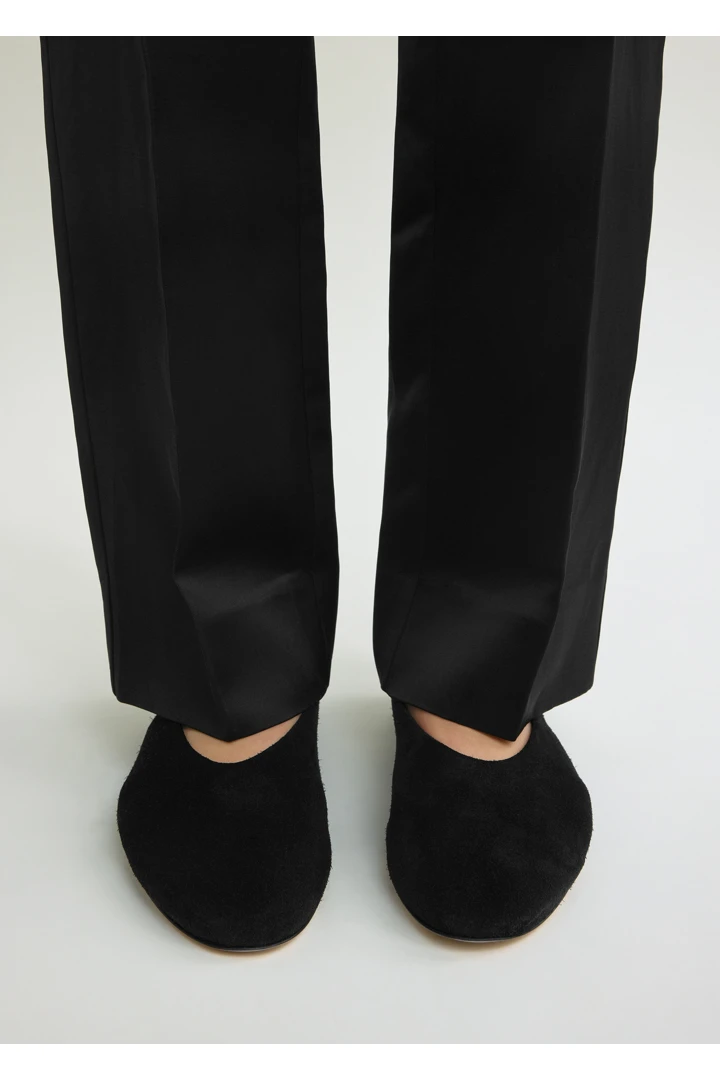 TOTEME 슬립 스웨이드 발레리나 플랫 블랙의 블랙컬러 2번쨰 이미지입니다.