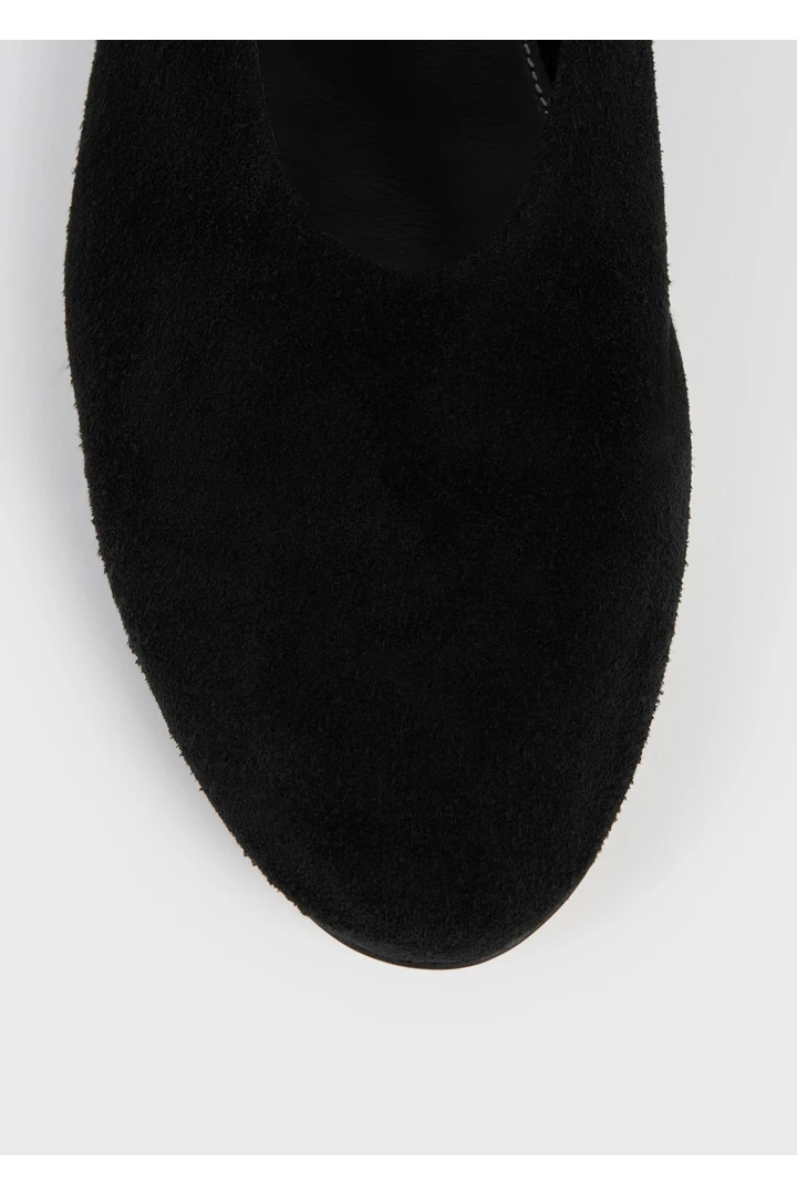 TOTEME 슬립 스웨이드 발레리나 플랫 블랙의 블랙컬러 4번쨰 이미지입니다.