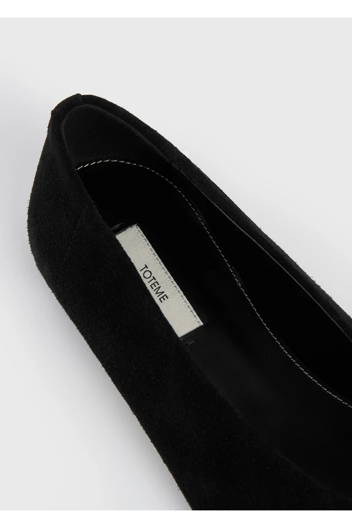 TOTEME 슬립 스웨이드 발레리나 플랫 블랙의 블랙컬러 5번쨰 이미지입니다.