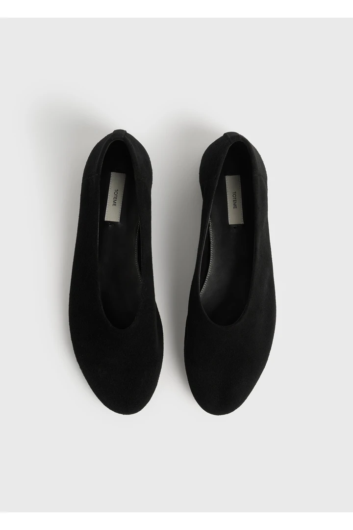 TOTEME 슬립 스웨이드 발레리나 플랫 블랙의 블랙컬러 6번쨰 이미지입니다.