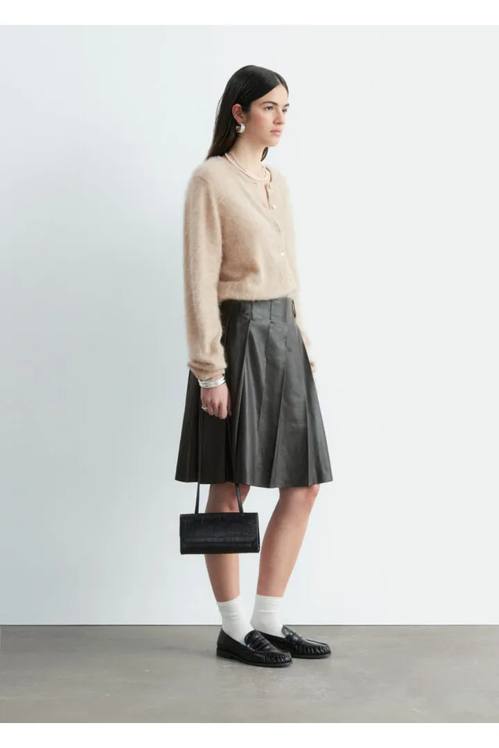 앤아더스토리즈 브러시드 캐시미어 가디건 의 베이지컬러 ECOMLook입니다.