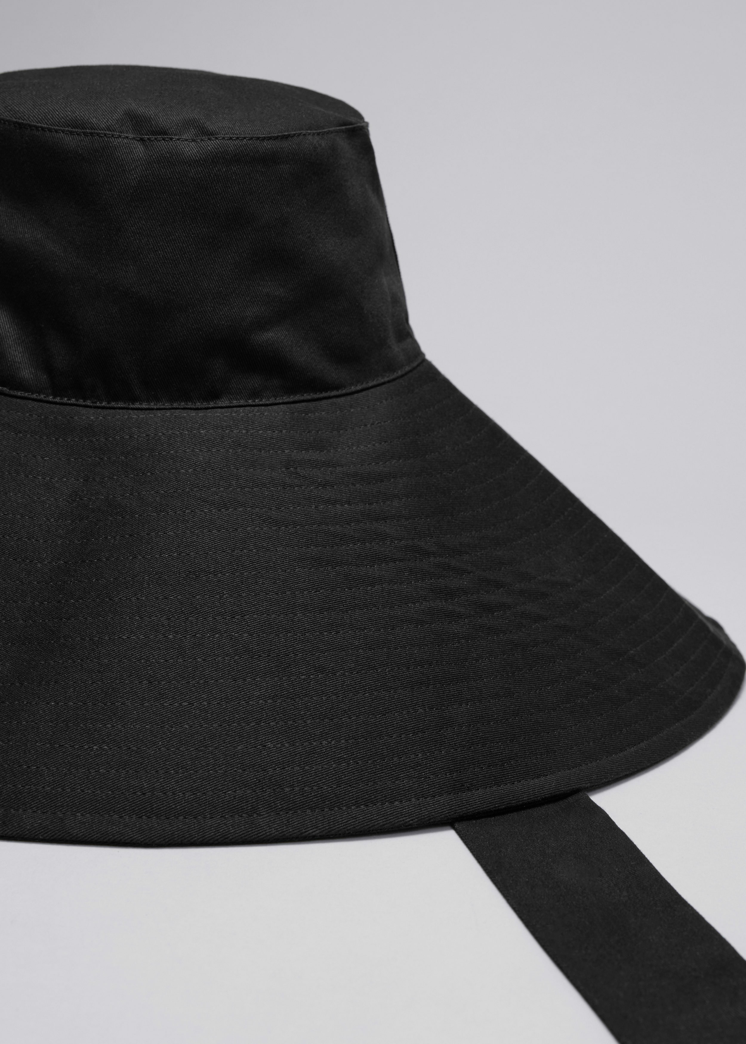 앤아더스토리즈 코튼 캔버스 선 햇의 블랙컬러 Detail입니다.