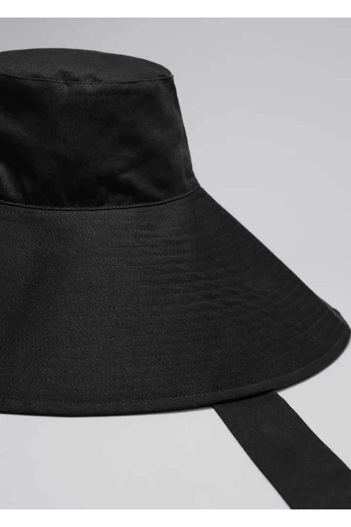 앤아더스토리즈 코튼 캔버스 선 햇의 블랙컬러 Detail입니다.
