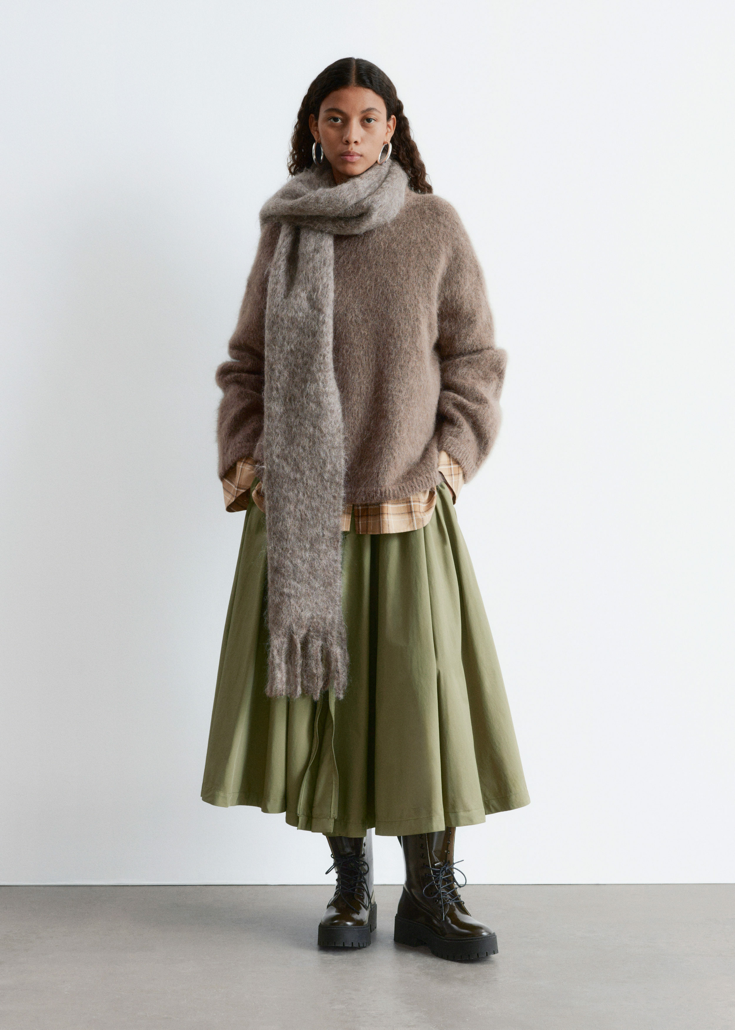 앤아더스토리즈 모헤어 블렌드 스웨터의 몰컬러 ECOMLook입니다.