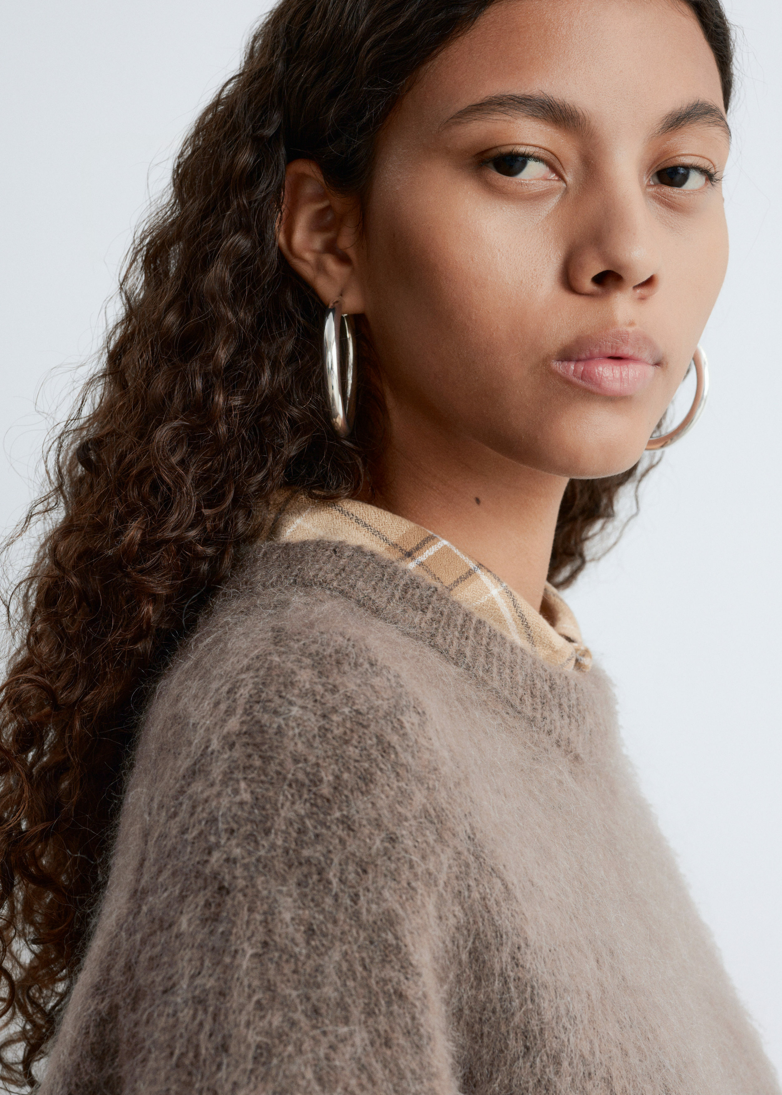 앤아더스토리즈 모헤어 블렌드 스웨터의 몰컬러 ECOMLook입니다.