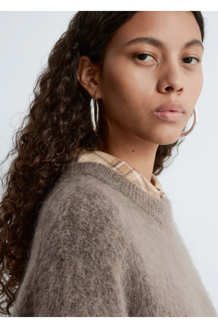 앤아더스토리즈 모헤어 블렌드 스웨터의 몰컬러 ECOMLook입니다.