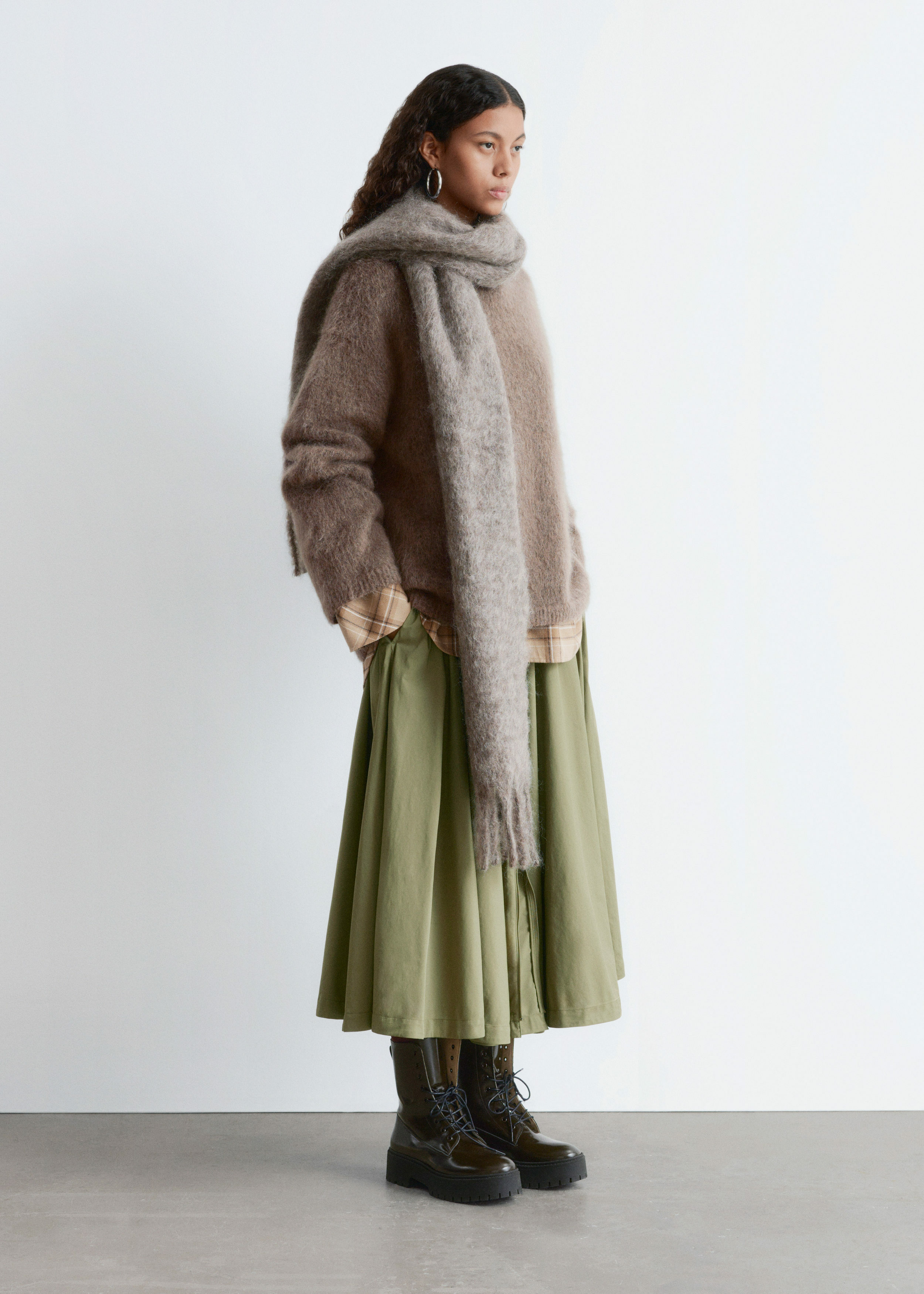 앤아더스토리즈 모헤어 블렌드 스웨터의 몰컬러 ECOMLook입니다.