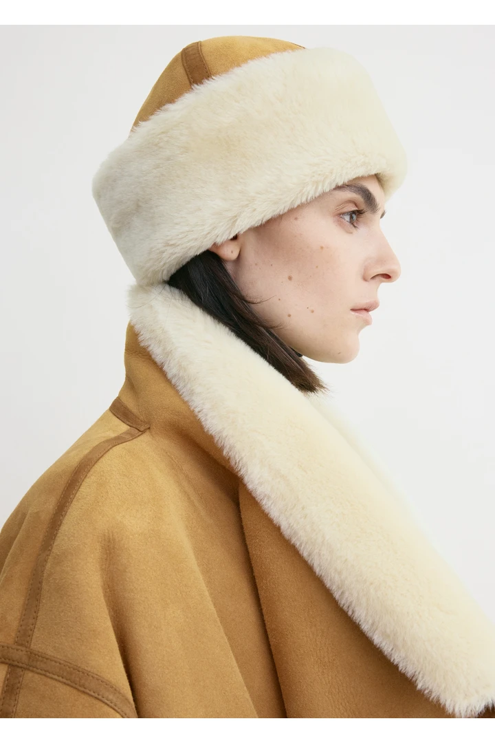 TOTEME 시어링 윈터 햇 탠의 탠컬러 1번쨰 이미지입니다.