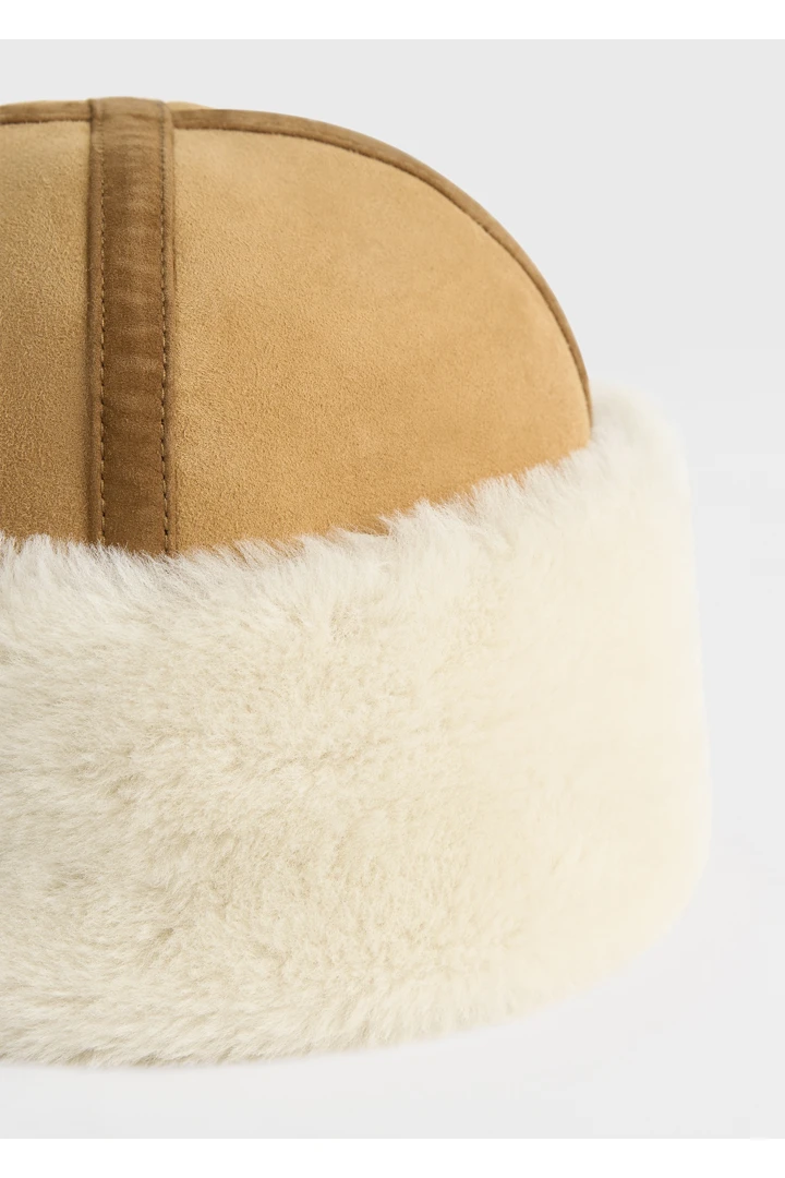 TOTEME 시어링 윈터 햇 탠의 탠컬러 2번쨰 이미지입니다.