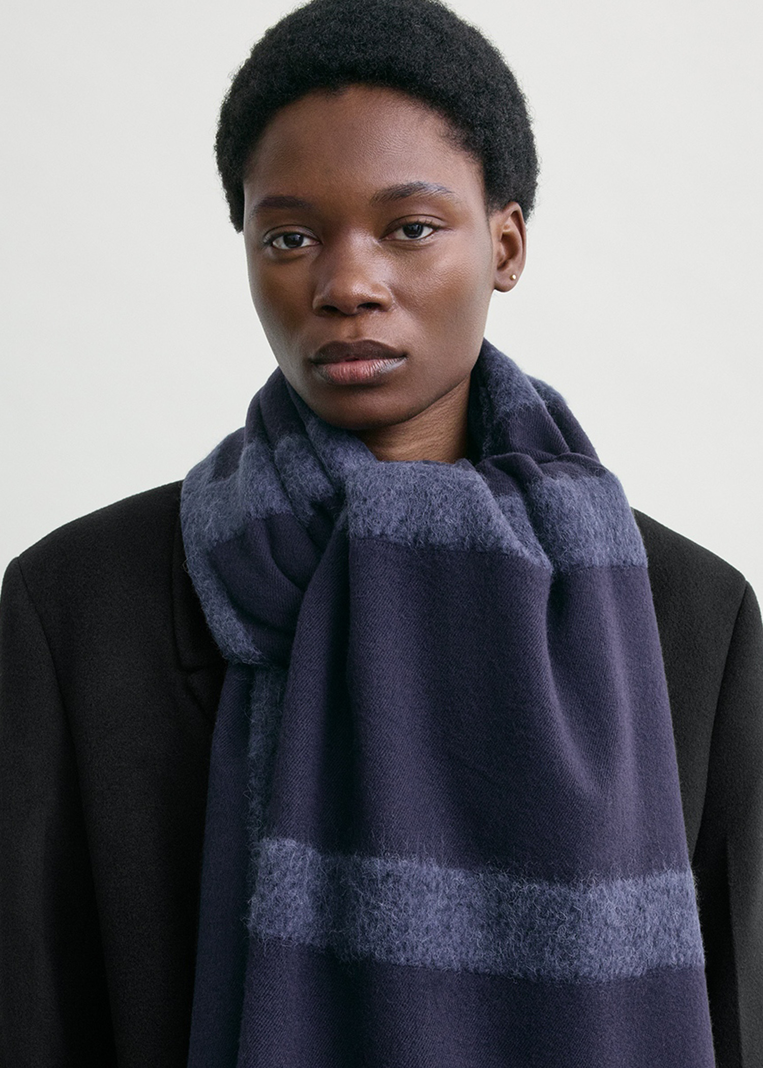 TOTEME 모노그램 트윌 스카프 네이비의 네이비컬러 1번쨰 이미지입니다.