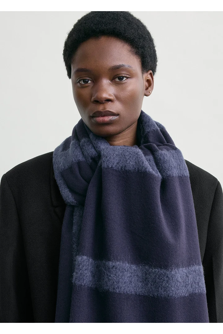 TOTEME 모노그램 트윌 스카프 네이비의 네이비컬러 1번쨰 이미지입니다.