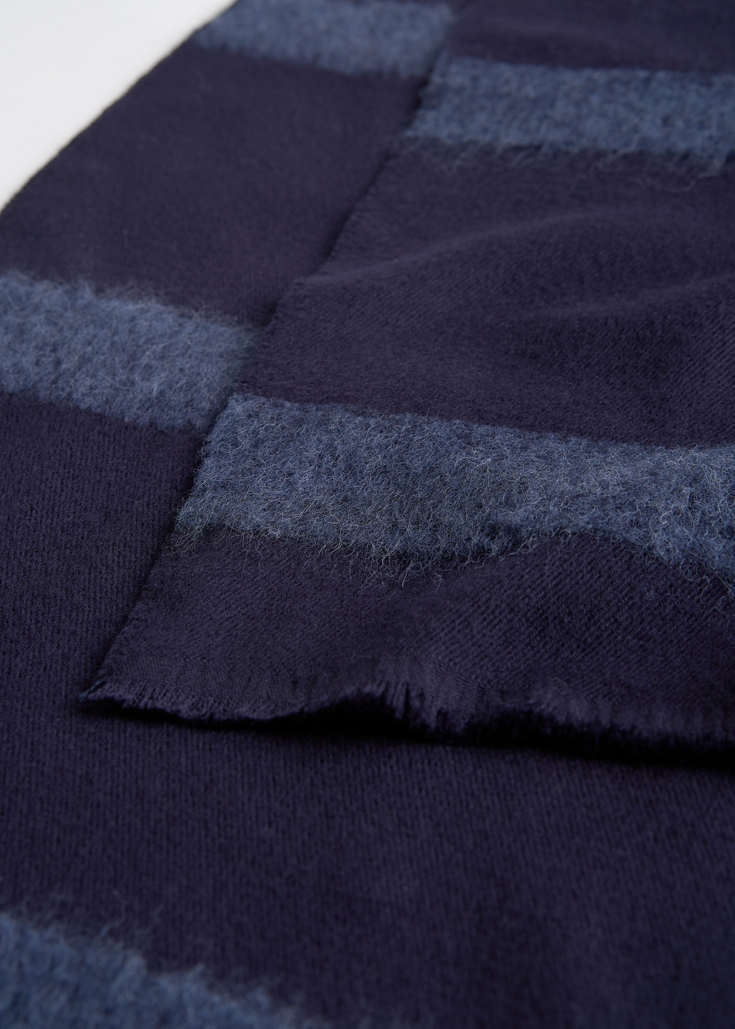 TOTEME 모노그램 트윌 스카프 네이비의 네이비컬러 2번쨰 이미지입니다.