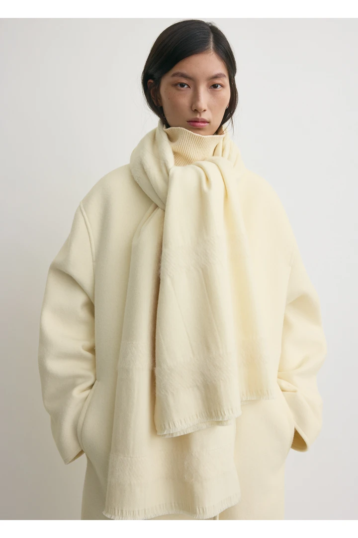 TOTEME 모노그램 트윌 스카프 오프 화이트의 오프 화이트컬러 1번쨰 이미지입니다.