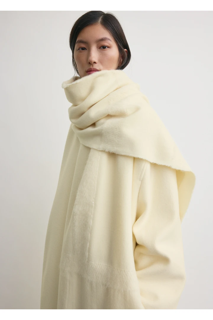 TOTEME 모노그램 트윌 스카프 오프 화이트의 오프 화이트컬러 2번쨰 이미지입니다.