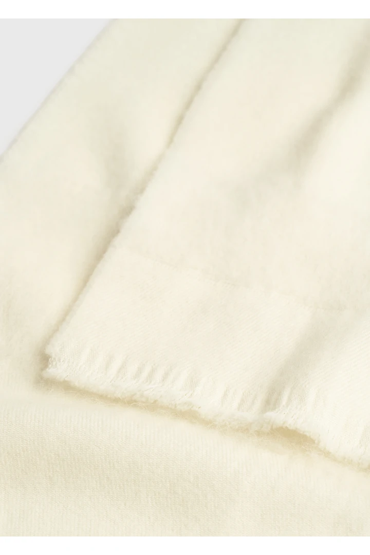 TOTEME 모노그램 트윌 스카프 오프 화이트의 오프 화이트컬러 3번쨰 이미지입니다.