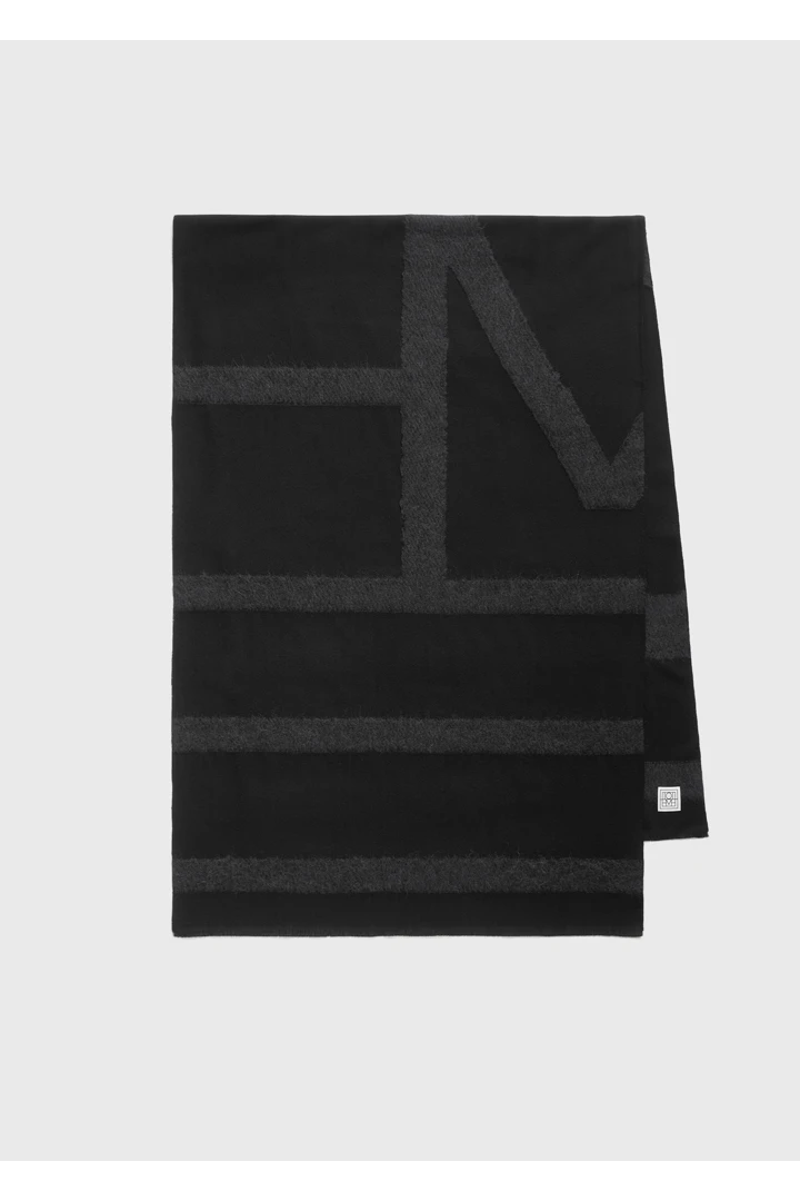 TOTEME 모노그램 트윌 스카프 블랙의 블랙컬러 3번쨰 이미지입니다.