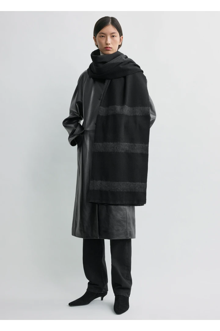 TOTEME 모노그램 트윌 스카프 블랙의 블랙컬러 0번쨰 이미지입니다.