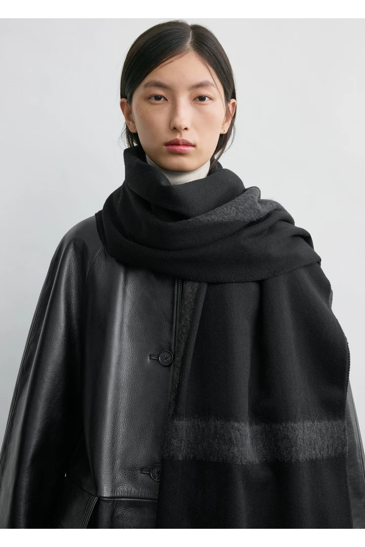 TOTEME 모노그램 트윌 스카프 블랙의 블랙컬러 1번쨰 이미지입니다.