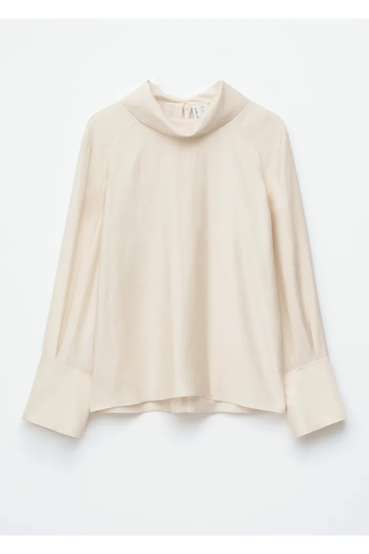 앤아더스토리즈 폴드 스탠드 카라 블라우스의 오프-화이트컬러 Product입니다.