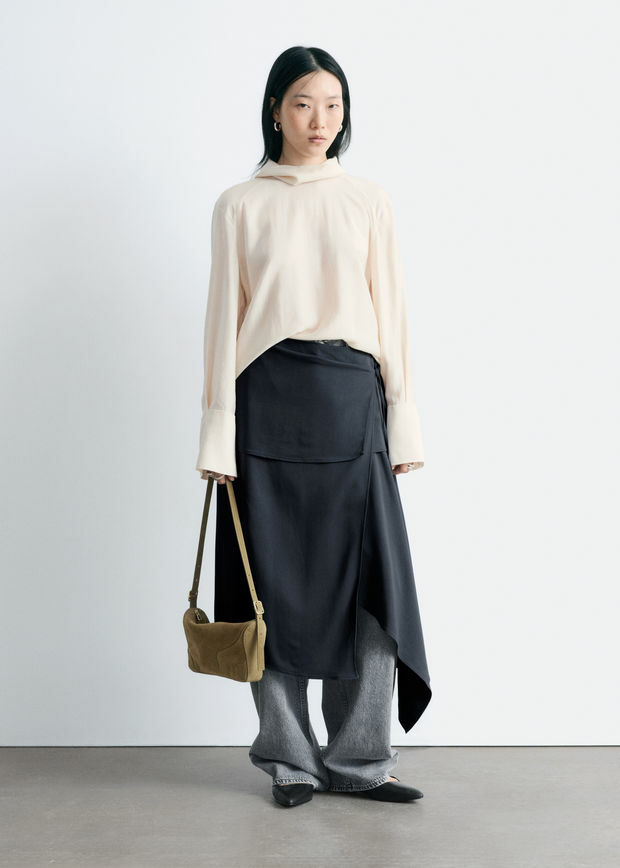 앤아더스토리즈 폴드 스탠드 카라 블라우스의 오프-화이트컬러 ECOMLook입니다.