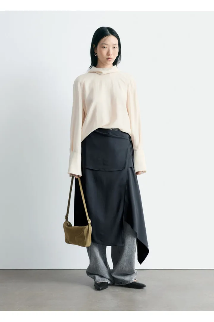 앤아더스토리즈 폴드 스탠드 카라 블라우스의 오프-화이트컬러 ECOMLook입니다.