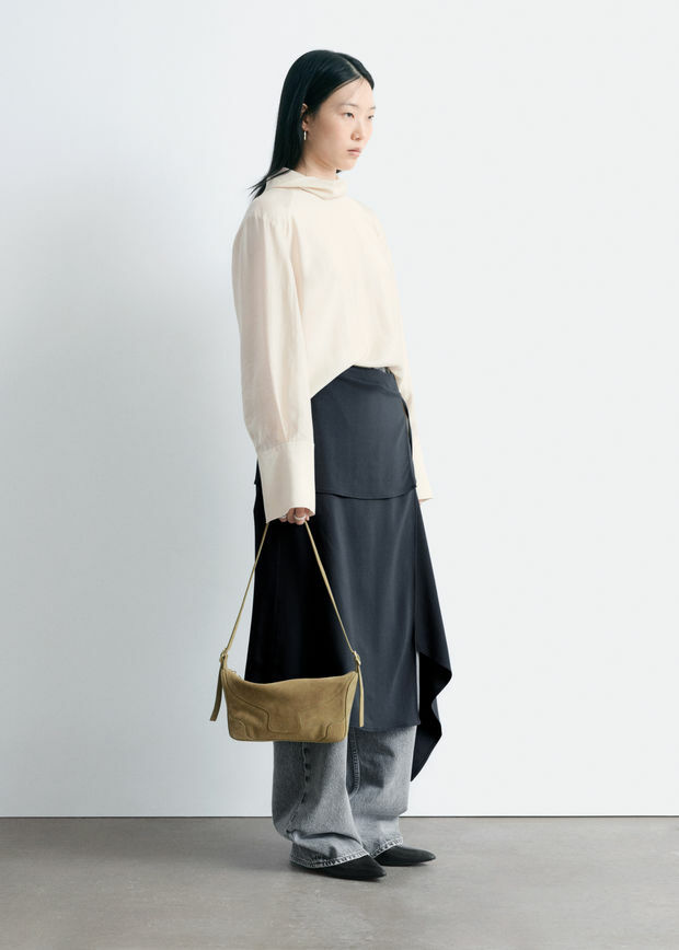 앤아더스토리즈 폴드 스탠드 카라 블라우스의 오프-화이트컬러 ECOMLook입니다.