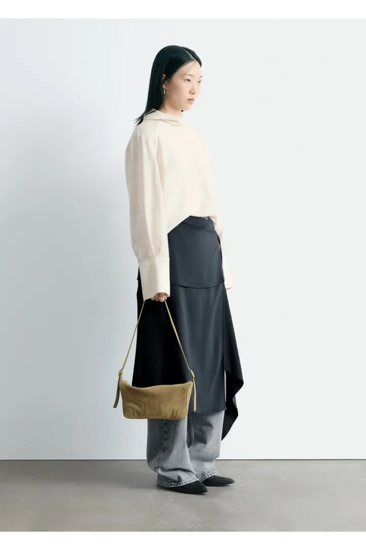 앤아더스토리즈 폴드 스탠드 카라 블라우스의 오프-화이트컬러 ECOMLook입니다.